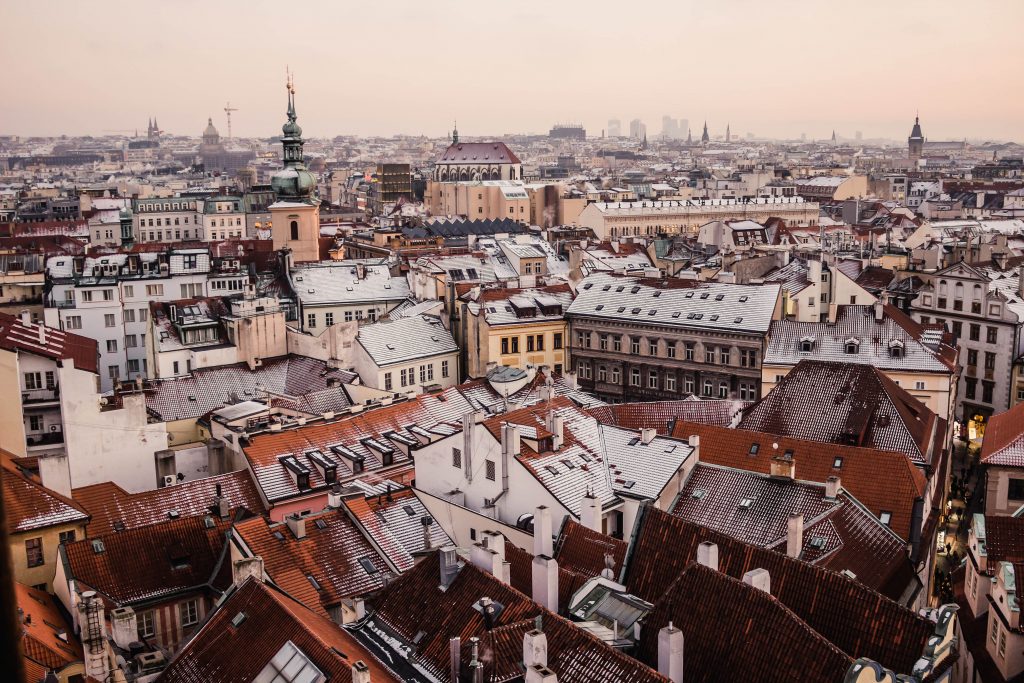 Вид на зимние крыши Праги