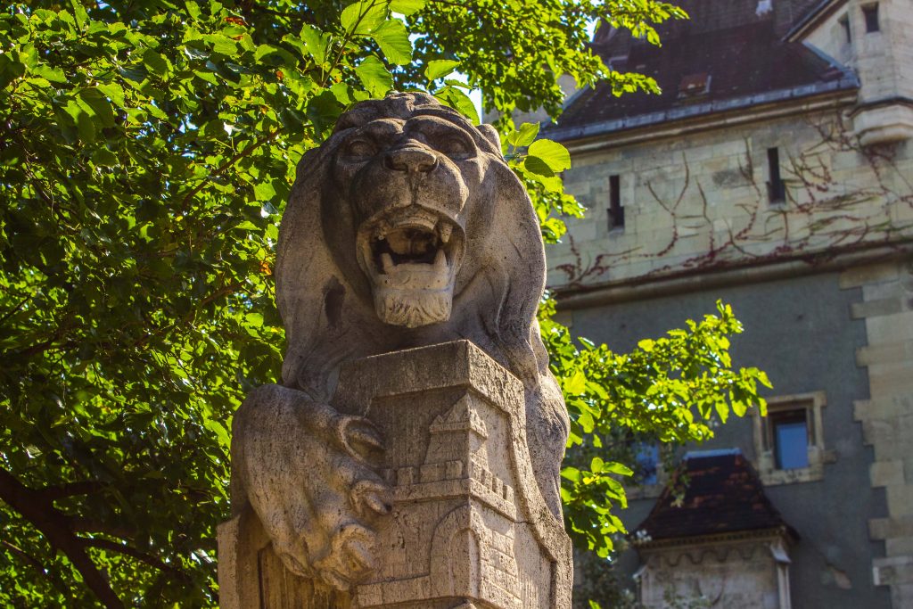 Статуя льва в замке Вайдахуняд