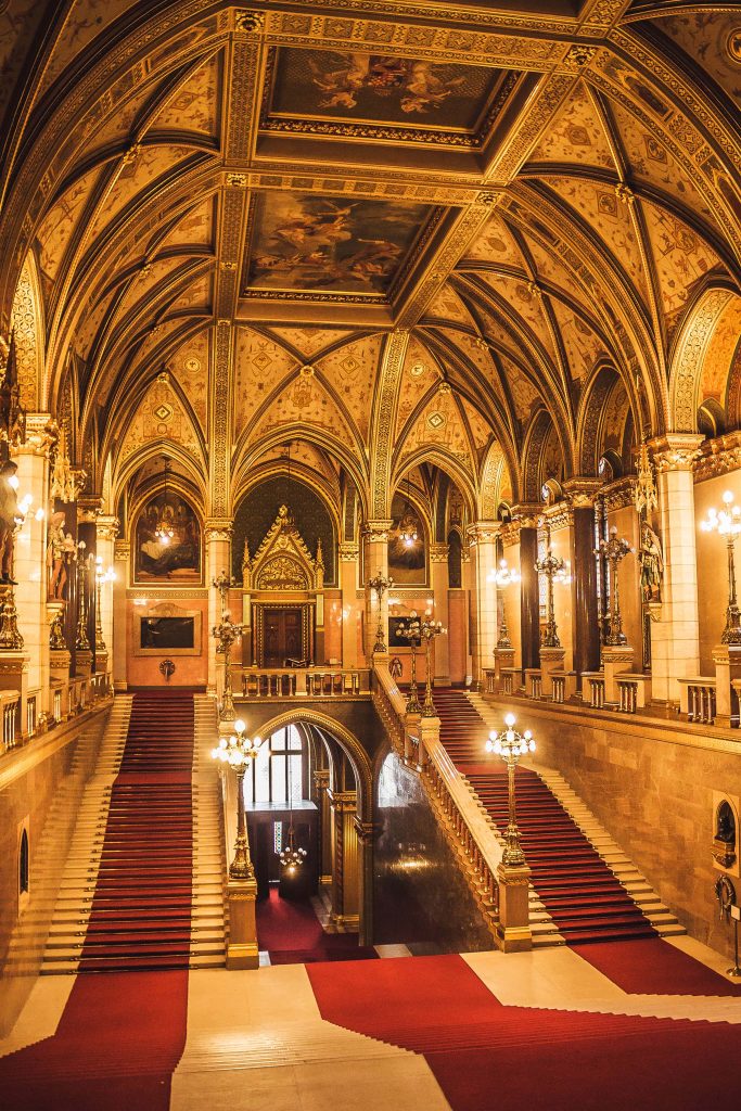 Парадная лестница в Парламенте Венгрии