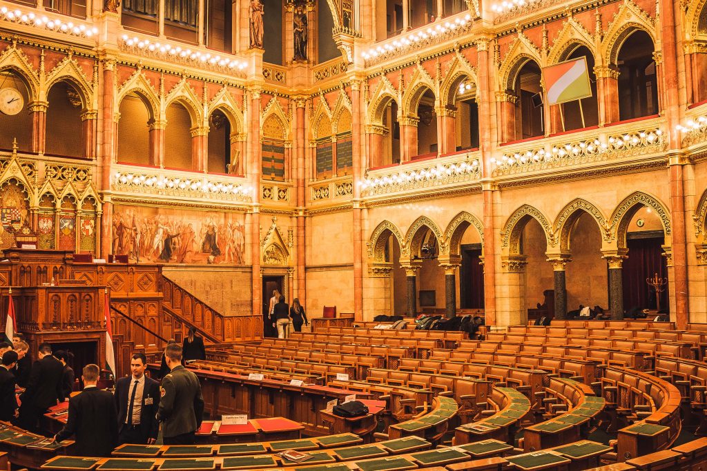 Зал заседаний в парламенте Венгрии