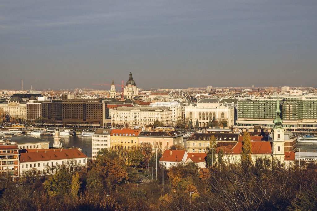 Вид на Будапешт мз Философского сада на горе Геллерт