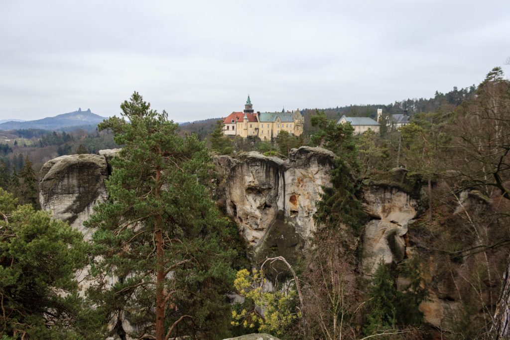 Замок Груба Скала и замок Троски