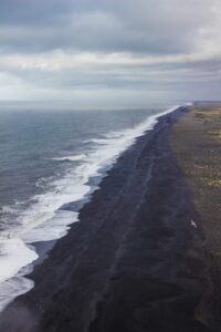 Пляж с чёрным песком в Исландии