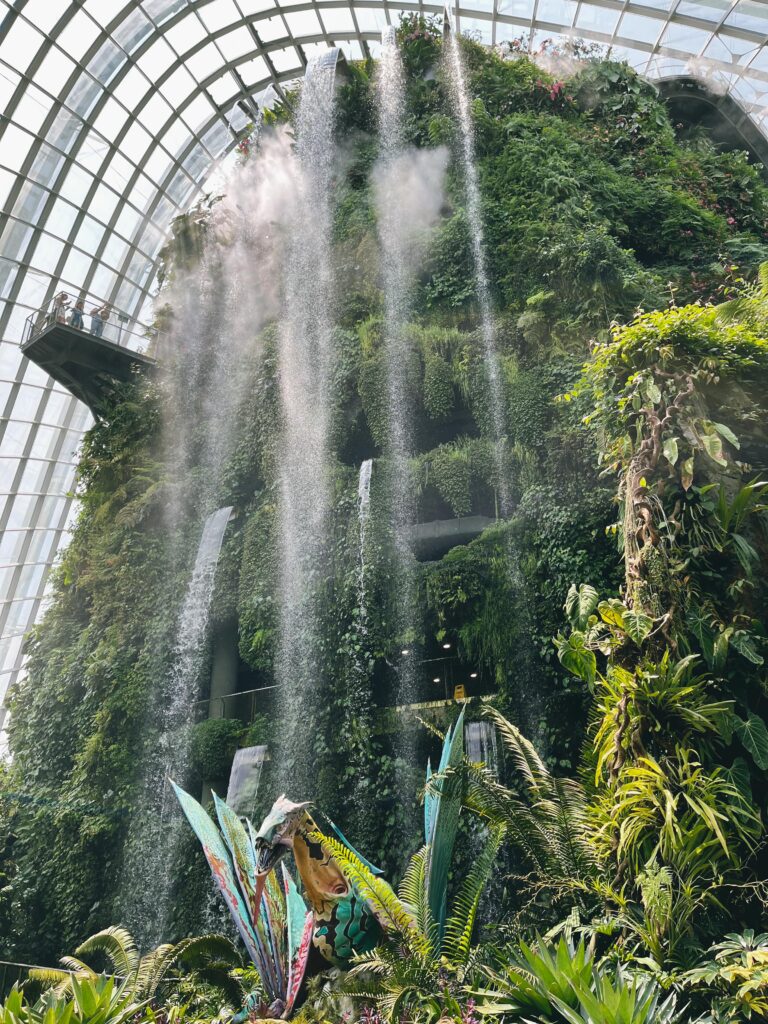 Водопад внутри Cloud Forest в Сингапуре
