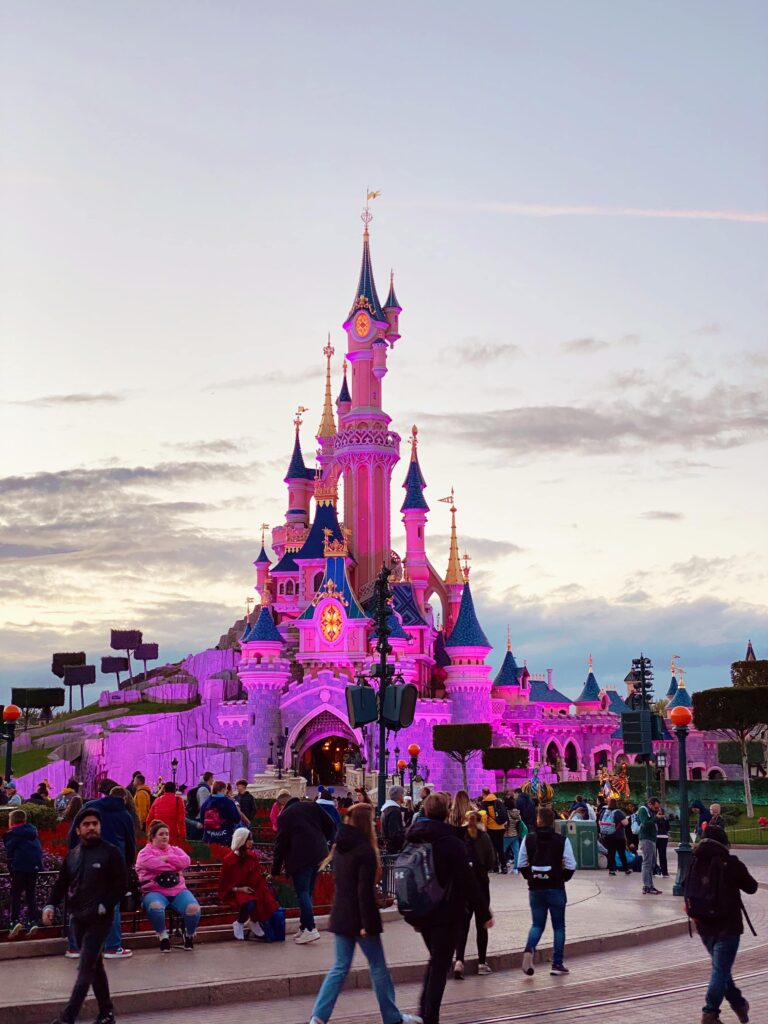 Замок Disneyland Paris с подсветкой вечером