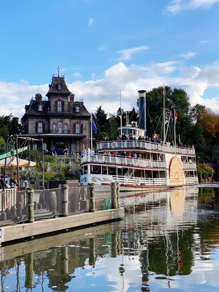 Внутри тематического аттракциона Disneyland Paris