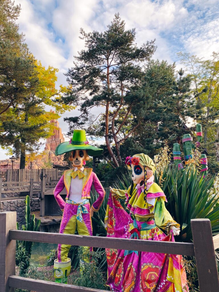 Атмосфера Disneyland Paris с праздничным декором
