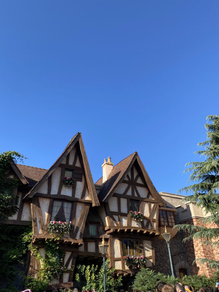 Парк Disneyland Paris в солнечный день