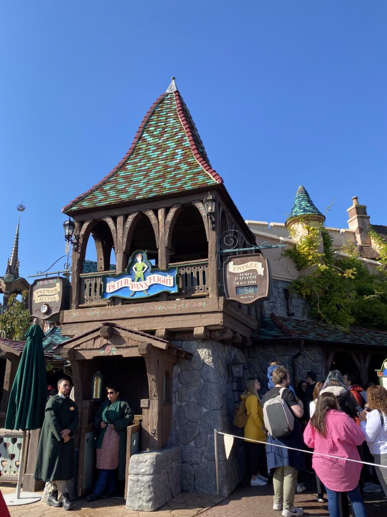 Посетители в очереди в Disneyland Paris
