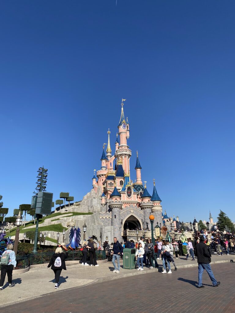 Замок Disneyland Paris на фоне голубого неба