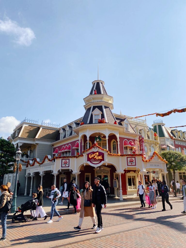 Улицы парка Disneyland Paris с тематическими зданиями