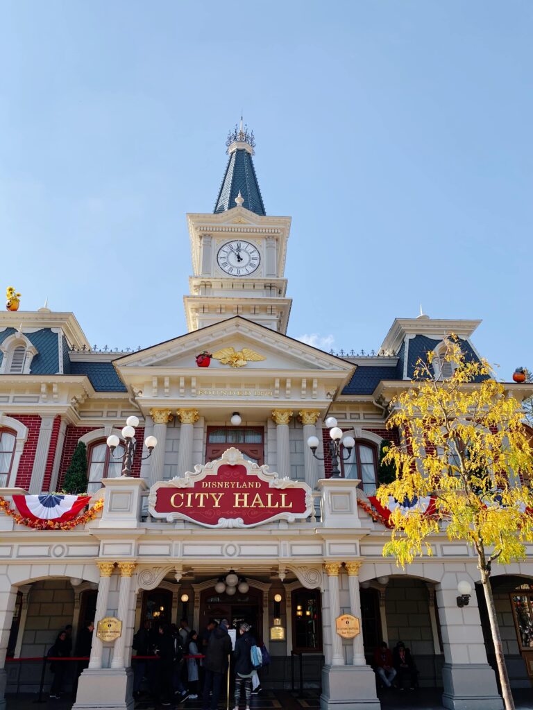 Улицы парка Disneyland Paris с тематическими зданиями