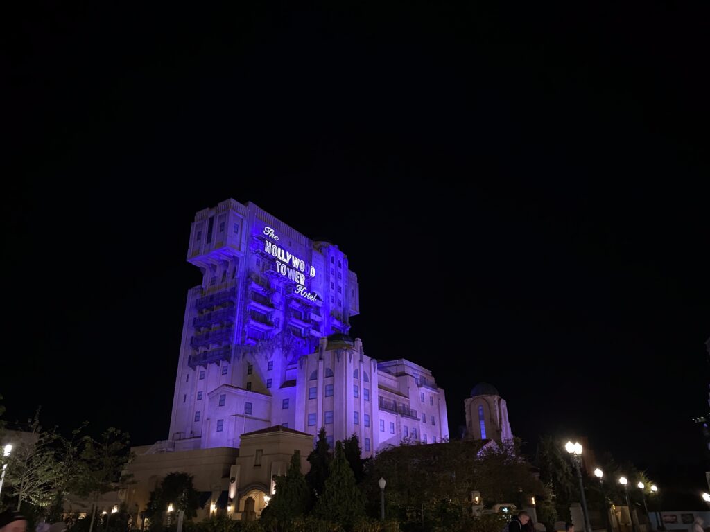 парк Диснейленд в Париже вечером